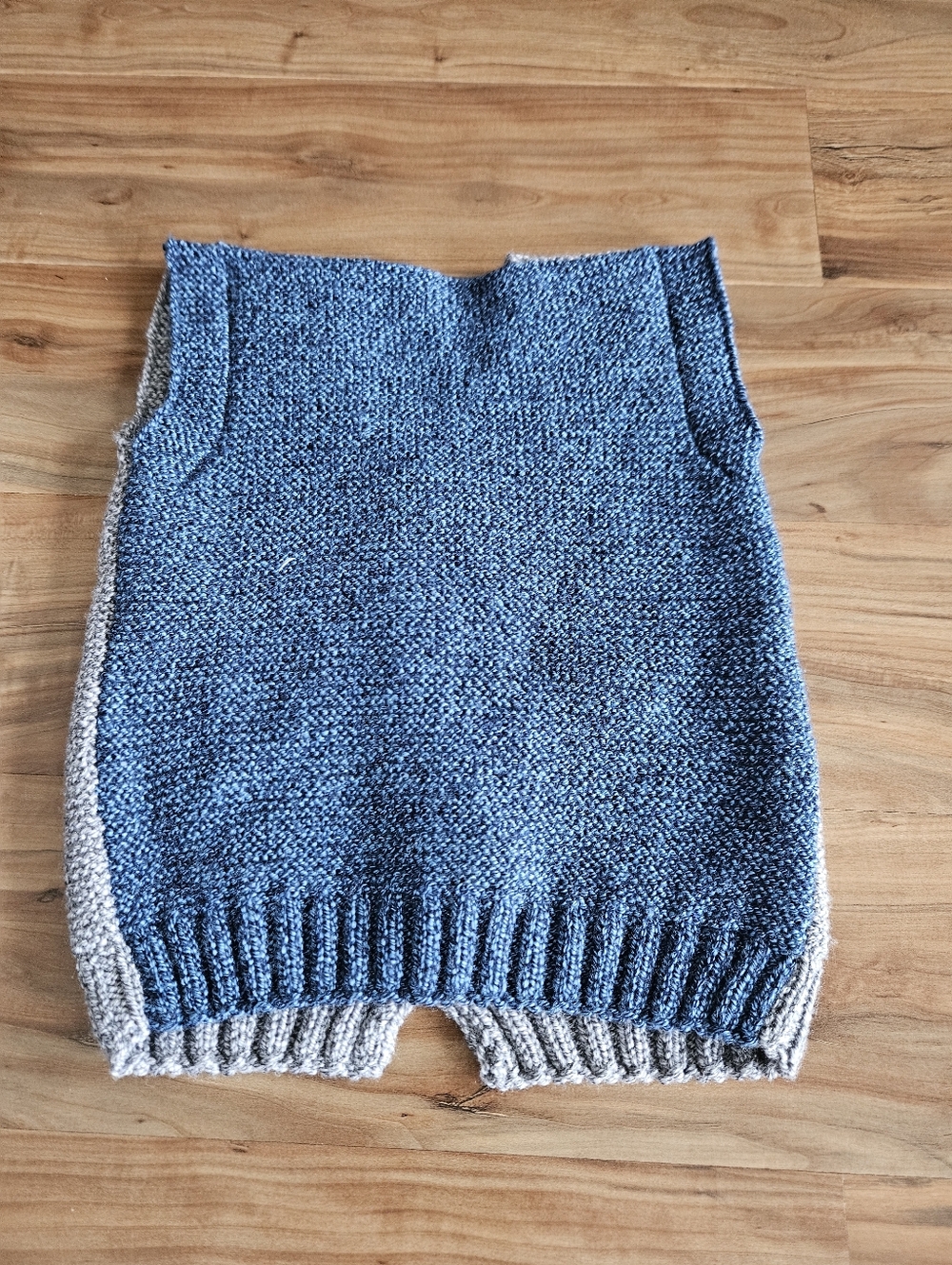 Hand-Knit Gray Baby Vest with Blue Bear Pockets 3t - Picture 3 of 4